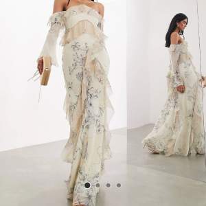 Säljer denna helt slutsålda såå fina klänningen från asos i storlek 36!! Aldrig använda med lappar kvar 🤍🤍🤍 kan gå ner i pris vid snabb affär