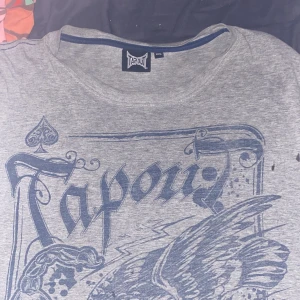 Tapout Tröja - Säljer min tapout tröja då jag nt hag någon användning av den längre. köpt här på plick!