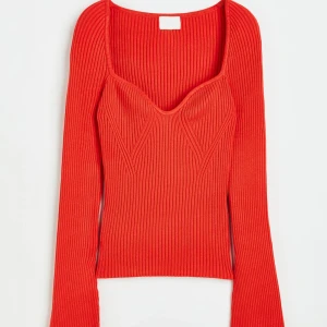 Röd tröja  - Från hm.🤍❤️ Skicka om ni vill ha mer bilder!  Storlek M men passar S-L för den är stretchig! Använd 3 ggr!❤️