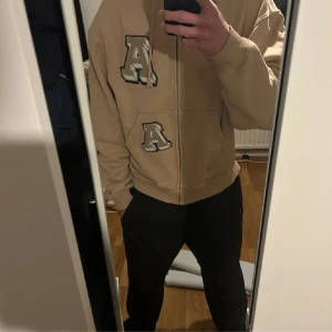 Axel arigato zip hoodie - En Axel arigato zip hoodie i storlek M💯 Nypris: 2500kr Mitt pris: 1199kr Skick 10/10! Hör av dig vid minsta fråga eller fundering🤗