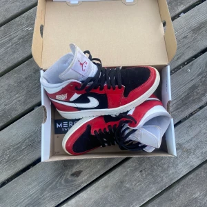 Jordan 1  - Jag säljer mina Jordan 1 från Merch Sweden. Väldigt bra skick! Skriv om ni har några frågor eller vill se fler bilder. Pris går att diskutera<3