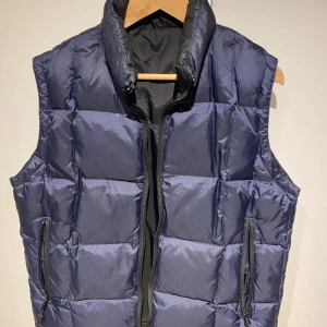 Väst - Hej, säljer denna väst då den inte används längre och har blivit för liten. Storlek M. Vid frågor eller funderingar hör av dig.