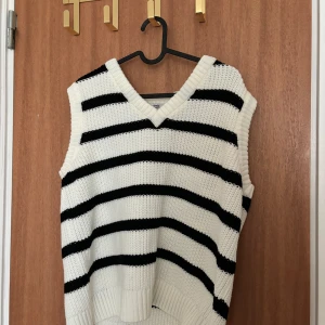 Väst - Randig stickad väst