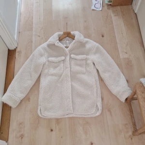 Mjuk teddy jaka som passar perfekt till en vår kväll - Jakan är i fint skick och är nest intill oanvända då den är för stor för mig. Jakan är i stolek 164 men är stor för sin storlek. 