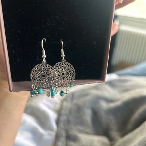 Örhängen  - Örhängen som aldirg använts. Vet inte vart dom är ifrån 