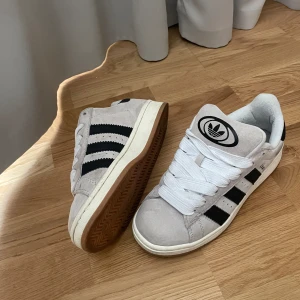 Adidas campus  - Väldigt bra skick, unik färg