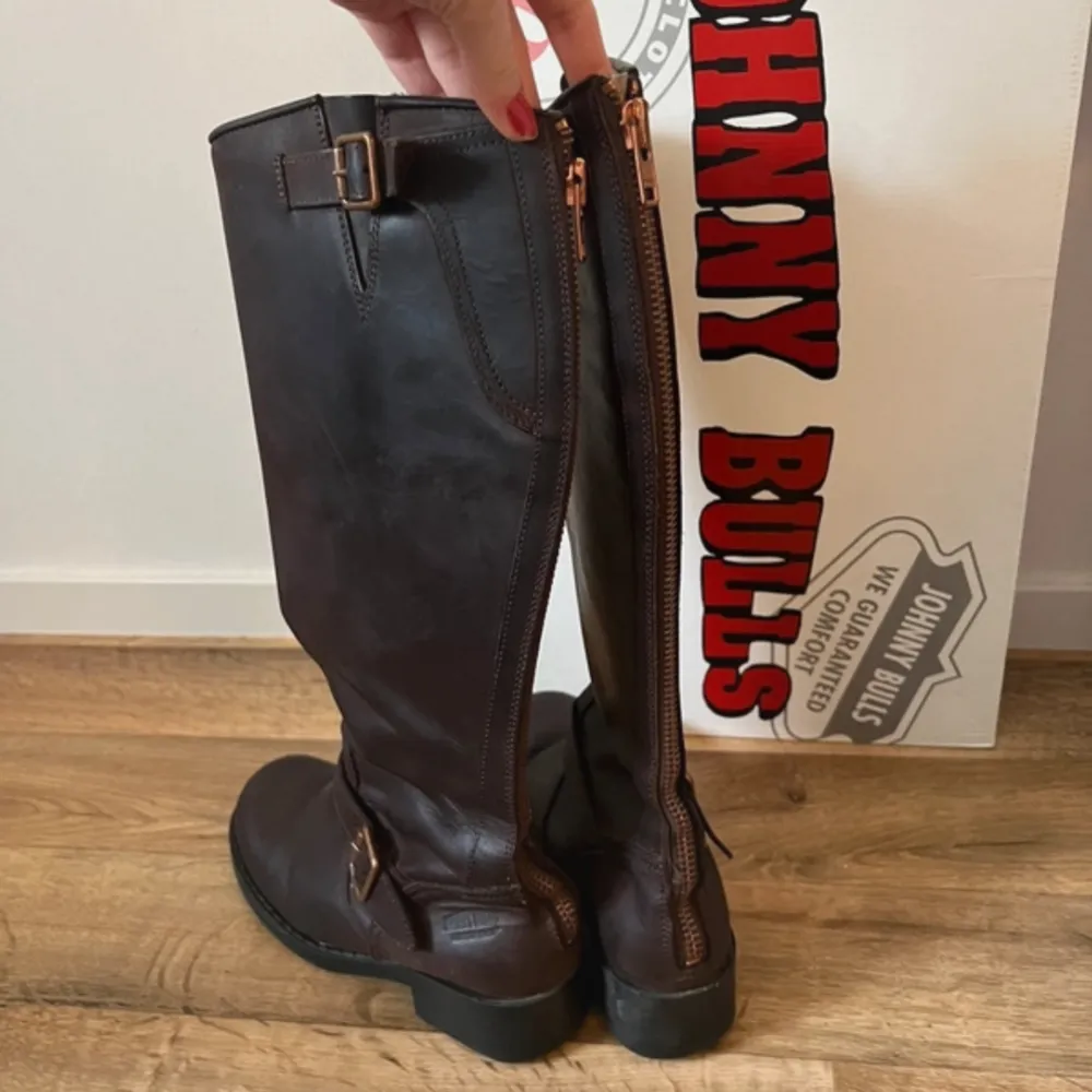 Knähöga stövlar från Johnny Bulls, liten skada på ena tån men det är inget märkbart. Dragkedjan är i koppar 👢Nypris 1799kr. Skor.