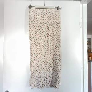 Strukturerad kjol från mango i strl s med blommigt mönster🌸Kjolen har en liten slits på sidan och är använd ett fåtal gånger
