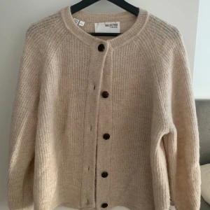 Stickad tröja  - Nyskick, jätte härligt material i ull, alpacka ull och polyester. Köpt för 700 kr