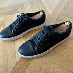 Svarta Lanvin, uk 11, toppskick - Storlek 46 (dock små i storlek, så 45 funkar)  Matt lädertå, sametsliknande tyg på skon Använda ca tio gånger  