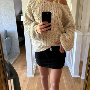 Minikjol - Svart lågmidjad kjol 🖤