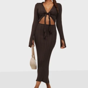 Brun ribbad klänning Gina Tricot - Ribbad långklänning från Gina tricot med prislapp kvar, helt slutsåld💕