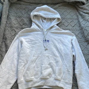 Grå hoodie - Säljer denna gråa hoodie då den inte kommer till användning🥰 Har använts få gånger och är i bra skick 