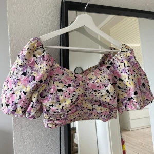 Blommig topp - Hej, säljer nu denna söta toppen från Ginatricot då den inte kommer till användning längre💕