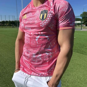Italien Special Ställ Euro 2024 fotbollströja - Säljer fotbollströjor under retail, vi har ett större utval på vår instagram Jerseysidan.