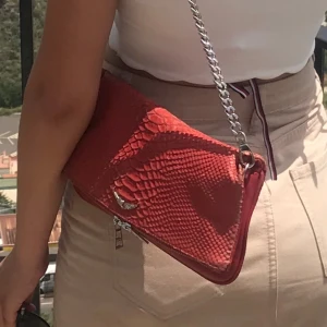 Zadig & VoltaireWomen’s Rock Savage Crossbody Bag - En fin zadig väska som är slutsåld, 70% billigare en nypris!, super snygg och unik, väskan är i bra skick, säljer den mycket billigare för jag rensar garderoben, pris kan diskuteras <3, Nypris: 3 600kr.