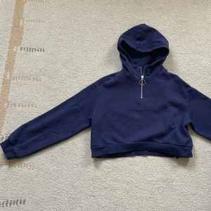 Kort hoodie H&M - Kort hoodie i mörkblå från H&M med liten dragkedja. Oversized armar 