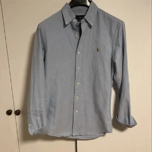 Ralph Lauren Skjorta - Stilren skjort från Ralph lauren Skick 9/10 Storlek:S (Slimfit) Passar 175-185 cm Nypris:1400 kr Mitt pris:500 kr Priset kan diskuteras och hör av er för fler frågor!🙌