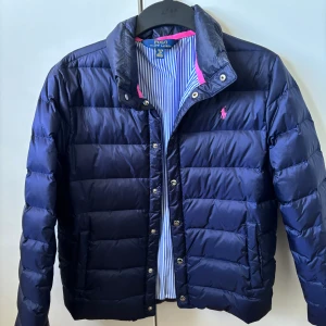 Ralph lauren jacka  - Säljer denna fantastiska Ralph lauren Dunn-jacka som är perfekt till hösten. 🥰Använd ca 2 gånger och är i så fint skick. Jackan är i storlek XL i barnstorlek men passar mig som har S. Köptes på kidsbrandstore för 1600. ❤️