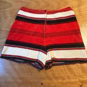 Minishorts i velour, storlek M.