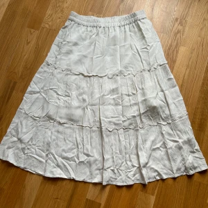 Creme kjol från VILA, strl 40 - Creme färgad kjol från VILA, storlek 40 Använd 1 gång Finns en tunn underkjol i kjolen. Resår i midjan