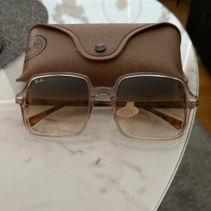 Äkta Ray-Ban  - Ett par snygga äkta solglasögon Ray-Ban köpta på synsam. Kvitto finns. Finns en liten skada uppe på ena sidan men inget som stör. 