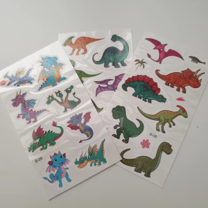 3st dinosaurier tatuering, nya - Tatuering/tattoo  Motiv: dinosaurier  Antal: 3st ark  Storlek: ca 6,7×12cm Skick: nya/oanvända  Tillfälliga tatueringar du sätter på kroppen med hjälp av vatten 