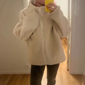 Teddy jacka  - Skit snygg teddy jacka i stolek L men som sitter såhär på mig som är S🥰