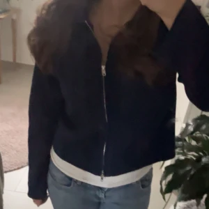 Mörkblå Åhléns kofta - Så fin kofta från Åhléns i mörkblå färg.💙storlek S men skulle säga att den passar M och XS också!