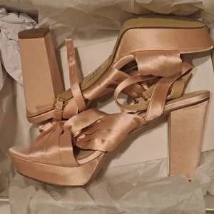 Bianco - Nästan ALDRIG använda, storlek 41, klack på 12cm. En blandning mellan rosa och guld