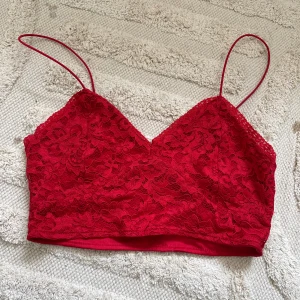 Topp - Röd topp från Bik bok, använd fåtal gånger.