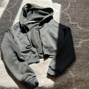 Jättefin kort zip hoodie - Den är i fin skick och är i storlek XS💗💗använd ca 3 ggr!!💗💗så mjuk, skön och varm!!