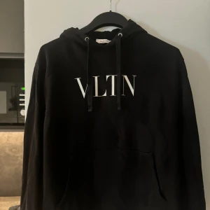 Valentino hoodie - Säljer min valentino hoodie i storlek L Skick 7/10 en aning solblekt men det går säkert att få bort om man har lite vilja. 
