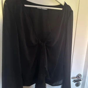 NA-KD festtopp  - En mycket fin topp som endast har används en gång, det finns därför inga defekter! Jag säljer då den är lite för liten! Det är ett något genomskinligt material. 