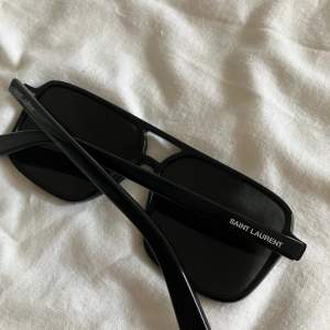 Solglasögon från saint Laurent, använda men bra skick, fick av en närstående men ej min stil, kan diskutera pris !