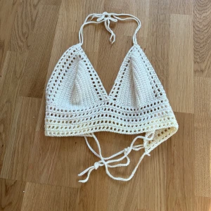 Handvirkad topp - Handvirkad krämvit topp 🤍 Virkad av mig med snörning vid rygg och nacke. Ca storlek S 