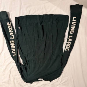 Grön långärmad tröja med tryck - Bra skick  inte så pass använd kanske två tvättningar