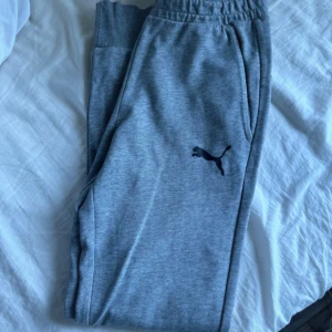 mjukisbyxor  - säljer nu dessa sköna och fina mjukisbyxor från puma. Knappt använda🫶🏼