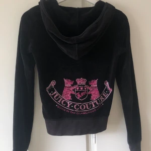 Juicy couture kofta - Skitsnygg juicy couture kofta, det saknas några ”stenar” på baksidan och dragkedjan kan vara lite svår ibland, men det är inget större problem. 