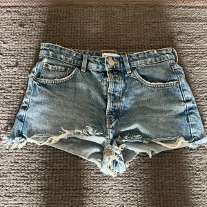 Jeansshorts - Säljer dessa sååå snygga blå jeansshorts🥰 använda fåtal ggr. tryck på köp direkt!!