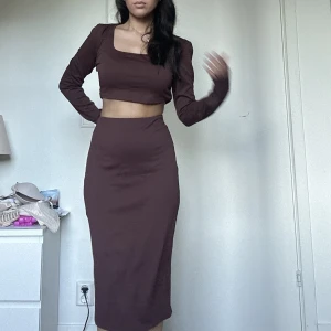 Brunt sett  - Set med långkjol och tröja, storlek M. Använd 1 gång 