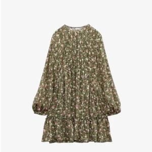 grön klänning  - världens sötaste klänning från zara. Endast använd 1(!!) gång🫶😍 