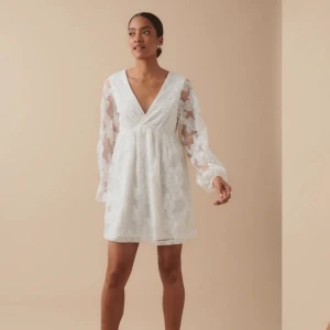 Vit klänning - Jättefin klänning från ginatricot, endast använd en gång och i jättefint skick🤍köpt för 799kr