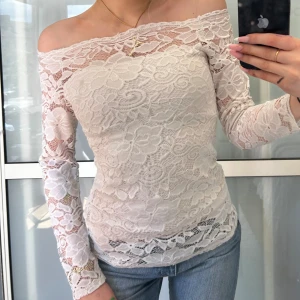Spetstopp off shoulder  - Så söt off-shoulder spetströja. Storlek xs-s. För referens är jag en xs. Köp sker via köp nu, jag postar inom 24h. Kvar tills markerad såld 