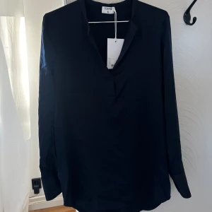 Filippa K skjorta/blus  - Helt ny skjorta/ blus från Filippa K prislapp kvar och aldrig använd. Pris går att diskutera. Nypris 2700