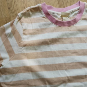 Jättegullig randig t-shirt - Randig t-shirt i ljusa färger. Storlek S, i mycket fint skick. Hämtning, annars betalas frakt av köparen. Bara att skriva vid frågor eller bud! 🌻 