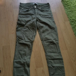 Gröna cargobyxor från gina - Gröna cargobyxor från Gina tricot, i stretchigt och mjukt material. Storlek 36, använda men fint skick.  Hämtning, annars betalas frakt av köparen. Bara att skriva vid frågor eller bud! 🌻 