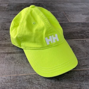 Helly Hansen x SWEET SKTBS keps - En keps från Helly Hansen och SWEET SKTBS. Den är så gott som ny