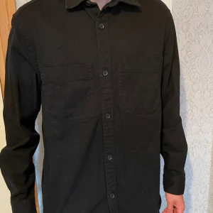 Skjorta/ jacka  - Skjorta som är snygg både öppen o knäppt/ 