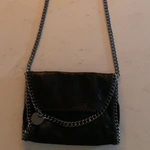 Stella McCartney liknade  - Säljer denna väska som är liknade av Stella McCartney. Den är aldrig andvänd så den är i ny skick. 